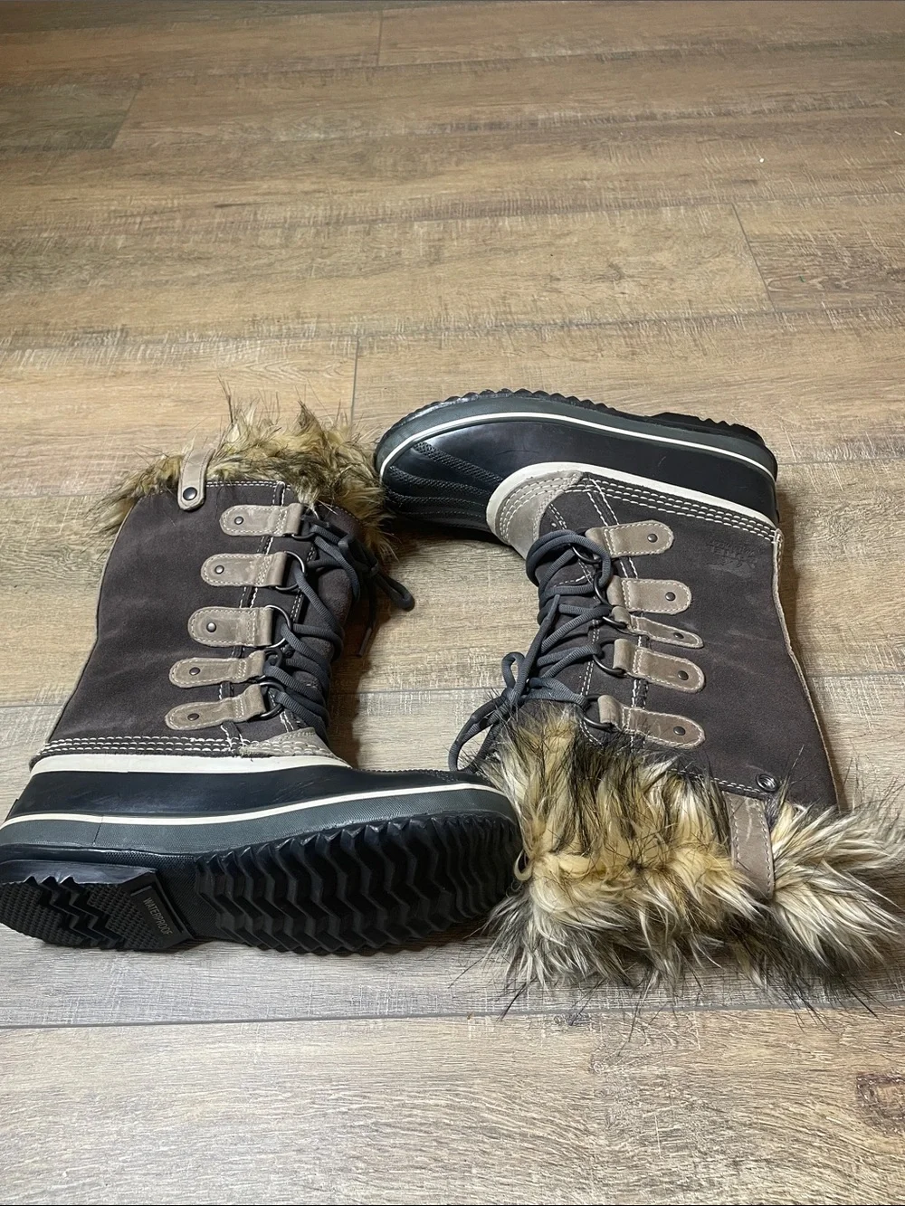 Sorel Joan Women’s Faux Fur Trim Winter Snow Boots in Brown and Black Size 7